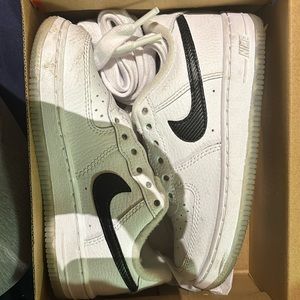 Size 12 girls white/black/metallic gold anniversary edition Nike